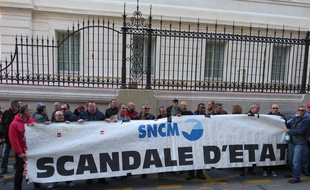 Marseille, le 12 novembre 2014, une cinquantaine d'employes de la SNCM se sont rassembles devant le tribunal de commerce.
