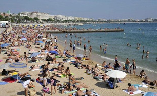 La plage, à Cannes, dans le sud de la France, le 15 août 2011.