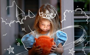 La peluche Ubooly entre les mains d'une princesse