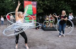 La pionnière du hula-hoop aux États-Unis meurt à l’âge de 101 ans
