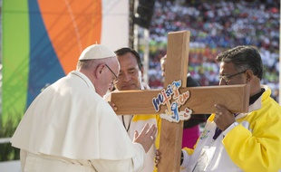 Le pape François bénit une croix lors d'une célébration au stade Jose Maria Morelos y Pavon, à Morelia, Mexique, le 16 février 2016.