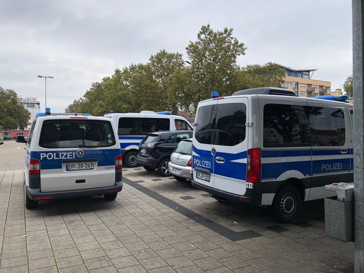 Des véhicules de police allemands stationnés à proximité de la frontière, à Kehl.