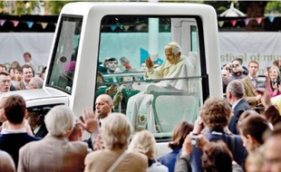 Selon un porte-parole du Vatican, le pape s'est réjoui non pas parce qu'« il y eu de grandes foules », mais parce que « les gens étaient intéressés par ce qu'il avait à dire ».