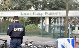 Un policier devant le lycée Monge (illustration)