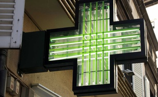 Illustration: l'enseigne d'une pharmacie.