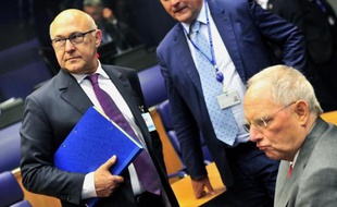Le ministre français des Finances Michel Sapin (g) et son homologue allemand Wolfgang Schauble à une réunion de l'Eurogroupe le 19 juin 2014 au siège de l'Uion européenne au Luxembourg