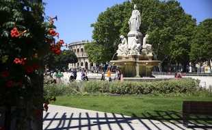 La fontaine Pradier à Nîmes, veille sur les arènes.