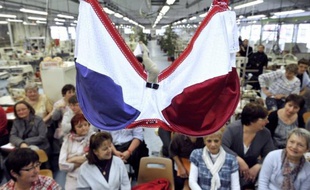 Les 93 salariés de l'usine Lejaby à Yssingeaux (Haute-Loire), menacée de fermeture, attendent "des actes concrets", après les déclarations dimanche de Nicolas Sarkozy, qui a assuré qu'il ne les laisserait "pas tomber"