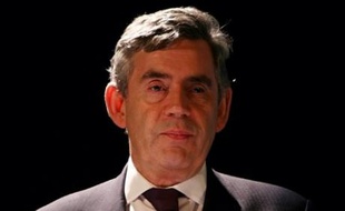Le Premier ministre britannique Gordon Brown a créé la surprise vendredi en appelant au gouvernement le très controversé Peter Mandelson, jusque-là commissaire européen au Commerce, dans le cadre d'un remaniement ministériel en pleine crise financière.