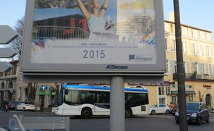 La ville de Marseille affiche le J1 dans ses voeux 2015.