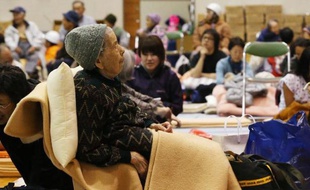 Des personnes évacuées, le 19 octobre 2013 à Oshima