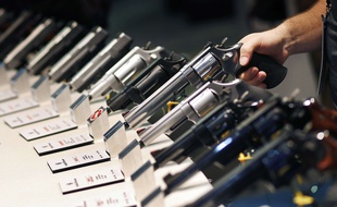 Des armes à feu exposées à un salon de Las Vegas.
