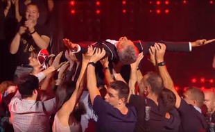 Dans Taratata, Nagui a tenté le Slam poussé par le groupe Shaka Ponk.