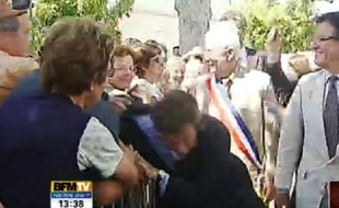Capture d'écran de l'agression de Nicolas Sarkozy filmée par BFM TV à Brax, près d'Agen, le 30 juin 2011.