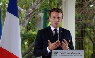 Le président de la République Emmanuel Macron lors d'un pique-nique sur le site de Grand-Anse (Petite-Ile) mettant en valeur les produits locaux, en présence notamment des acteurs des filières agricoles et d’élus, à La Réunion.