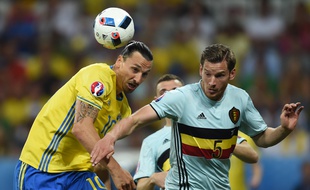 Ibrahimovic au duel, lors de Belgique-Suède, le 22 juin 2016.