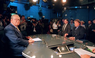 Le leader du Front National, Jean-Marie Le Pen, et Bernard Tapie, alors député des Bouches-du-Rhône, sur un plateau de France Télévisions en juin 1994