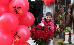 Une jeune Syrienne arrange des fleurs dans un magasin, pour la Saint-Valentin dans la ville de Qamishli (Nord-Est de la Syrie), le 13 février 2016