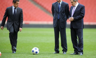 Nicolas Sarkozy avec Gordon Brown et Arsène Wenger en 2008.