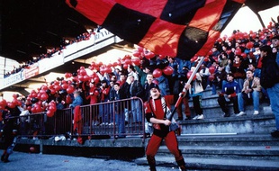Jacek «Gildas» Ziober avec son drapeau, en bas de la tribune Mordelles.