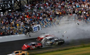 Quatorze spectateurs ont été hospitalisés après un spectaculaire crash impliquant plusieurs voitures dans le dernier tour d'une course du deuxième échelon de la Nascar ("Nationwide series"), samedi sur le grand circuit ovale de Daytona Beach (Floride, est).