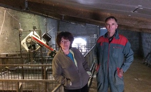 Serge et Claudine Mora dans leur salle de gavage, vide depuis le 28 février.