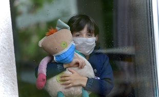 Un enfant portant un masque durant la période de confinement.