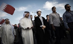 Le chef du parti Al-Wefaq, le cheikh Ali Salmane (c), en manifestation à Manama au Bahreïn, le 26 décembre 2014