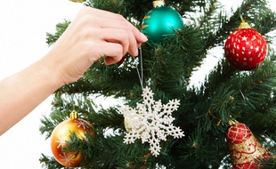 La magie de Noël n'a pas souhaité se faire photographier. Ici, sa main apportant une touche de magie à un sapin.