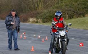 Un élève d'une auto école passe l'épreuve du plateau pour le permis moto.