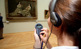 Une touriste dans un musée (Ilustration)