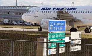 Le groupe franco-néerlandais Air France-KLM a plongé dans le rouge l'an passé avec une perte nette de 809 millions d'euros, sous l'effet notamment d'une augmentation substantielle de la facture carburant qui s'alourdira encore cette année.