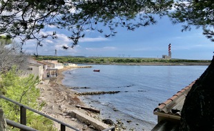 Les cabanons de bord de mer bordent l'usine