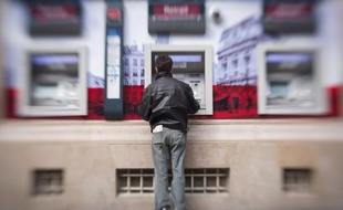 L'association de consommateurs UFC-Que choisir, qui juge encore trop chers certains services bancaires fréquemment utilisés, s'est inquiétée mardi des possibles dérapages tarifaires et des problèmes de sécurité potentiels liés au Sepa, le nouveau système de paiement en cours de mise en place dans l'UE.