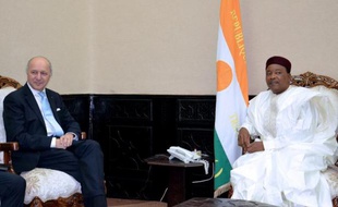 Le ministre français des Affaires étrangères Laurent Fabius (g) et le président du Niger, Mahamadou Issougou, le 22 février 2015 Niamey