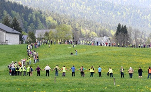 Près de 300 personnes de tous âges ont formé une chaîne humaine ce samedi dans le village d'Autrans (Isère).