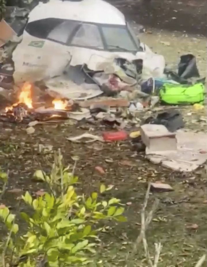 Le fuselage d'un avion en feu dans le jardin d'un habitant de la ville.