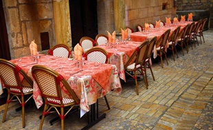 Une terrasse de restaurant à Sarlat en Dordogne.