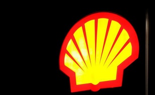 Le géant pétrolier anglo-néerlandais Royal Dutch Shell a annoncé jeudi comme prévu une chute de 39% de son bénéfice net 2013 à 16,371 milliards de dollars, deux semaines après avoir lancé un avertissement sur résultats qui avait surpris le marché.