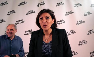 La candidate PS à la mairie de Paris Anne Hidalgo et son co-directeur de campagne Jean-Louis Missika, le 16 mars 2014 à Paris