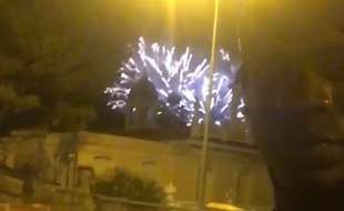 Mario Balotelli devant un feu d'artifice le 31 août 2016.