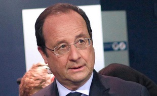 Le président François Hollande dans les studios de BFM TV et RMC le 6 mai 2014, juste avant sa visite à Villiers le Bel où il a promis une réforme du permis de conduire