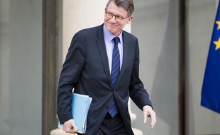 Vincent Peillon à la sortie d'un conseil des ministres, à Paris le 10 avril 2013.