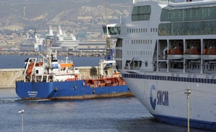 La grève lancée mercredi par la CGT-marins au niveau national pour réclamer l'application des mêmes lois sociales pour toutes les compagnies de navigation, se poursuivait jeudi à Marseille où elle paralysait le trafic Corse-continent à la SNCM et à la Méridionale (ex-CMN).