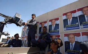Le président yéménite Ali Abdallah Saleh a appelé lundi ses concitoyens à aller voter mardi pour son successeur désigné, le vice-président, alors que des heurts entre forces de l'ordre et manifestants lors de rassemblements contre la consultation ont fait deux morts.