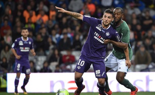Andy Delort à la lutte avec Kevin Théophile-Catherine lors de TFC - Saint-Etienne, le 29 octobre 2017 au Stadium de Toulouse.