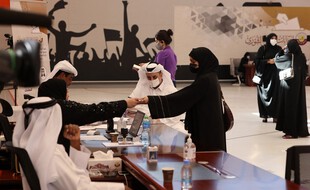 Une femme qatarie vote à Doha, le 2 octobre 2021.