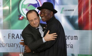 Le président français François Hollande, en visite au Nigeria, a assuré le géant ouest-africain du soutien de la France dans son "combat" contre le groupe islamiste radical Boko Haram qui déstabilise le nord musulman du pays.