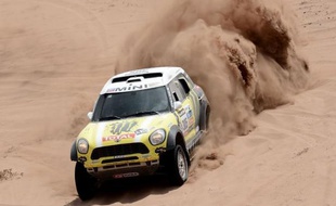 L'équipage hispano-français composé de Nani Roma et Michel Périn (Mini) a remporté jeudi la 12e étape auto du Dakar-2013, longue de 715 km dont 319 km de spéciales, entre Fiambala en Argentine et Copiapo, à l'issue de laquelle le Français Stéphane Peterhansel reste en tête.