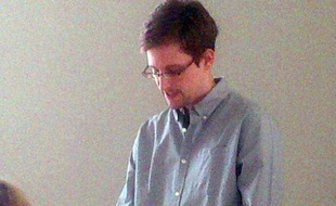 Photo fournie par l'ONG Human Rights Watch (HRW) de l'ancien consultant américain Edward Snowden, le 12 juillet 2013 à l'aéroport de Moscou-Cheremetievo